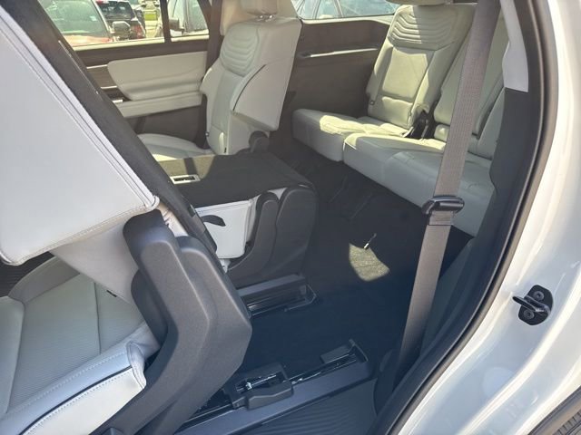 Used 2025 Ford Expedition Platinum w/ Platinum Ultimate Package AWD/4WD image 35