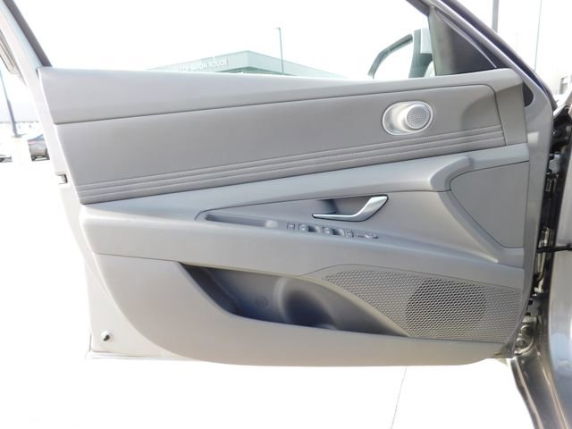 Used 2025 Hyundai Elantra SEL image 12