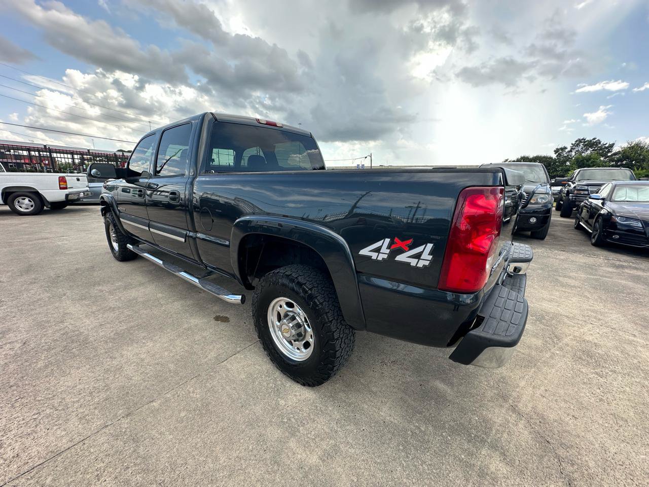 Used 2004 Chevrolet Silverado 2500 LT w/ Skid Plate Package AWD/4WD image 3