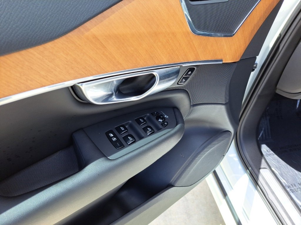Used 2023 Volvo XC90 B6 Core image 16