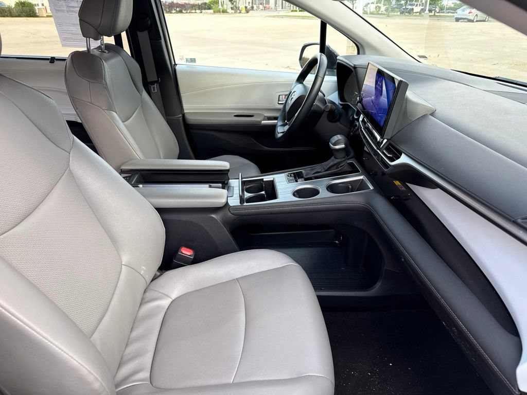 Used 2025 Toyota Sienna XLE FWD image 17