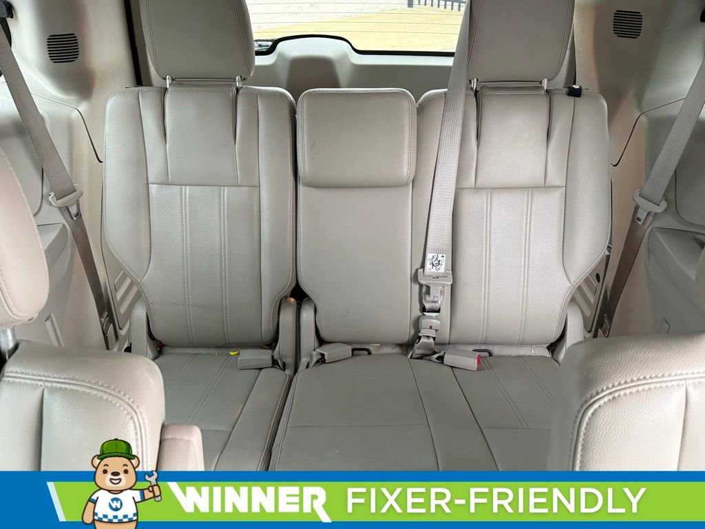Used 2014 Chrysler Town & Country Touring-L w/ Driver Convenience Group image 9