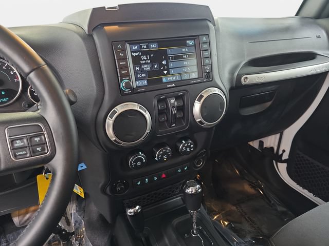 Used 2017 Jeep Wrangler Unlimited Sahara w/ Connectivity Group AWD/4WD image 17