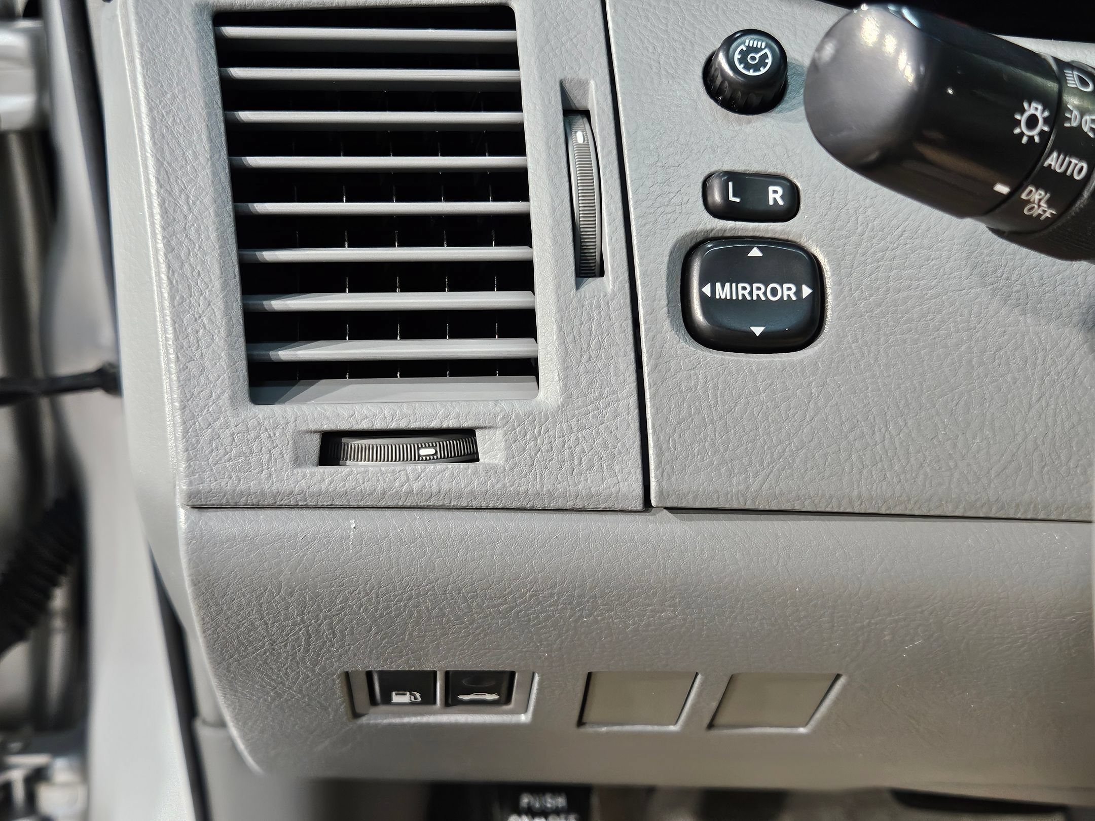 Used 2009 Toyota Avalon XLS FWD image 26