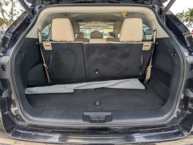 Used 2020 Toyota Highlander XLE image 10