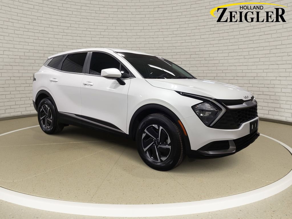 Used 2023 Kia Sportage LX image 3