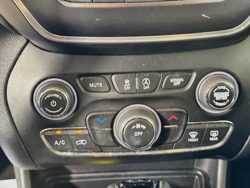Used 2020 Jeep Cherokee Latitude Plus FWD image 18