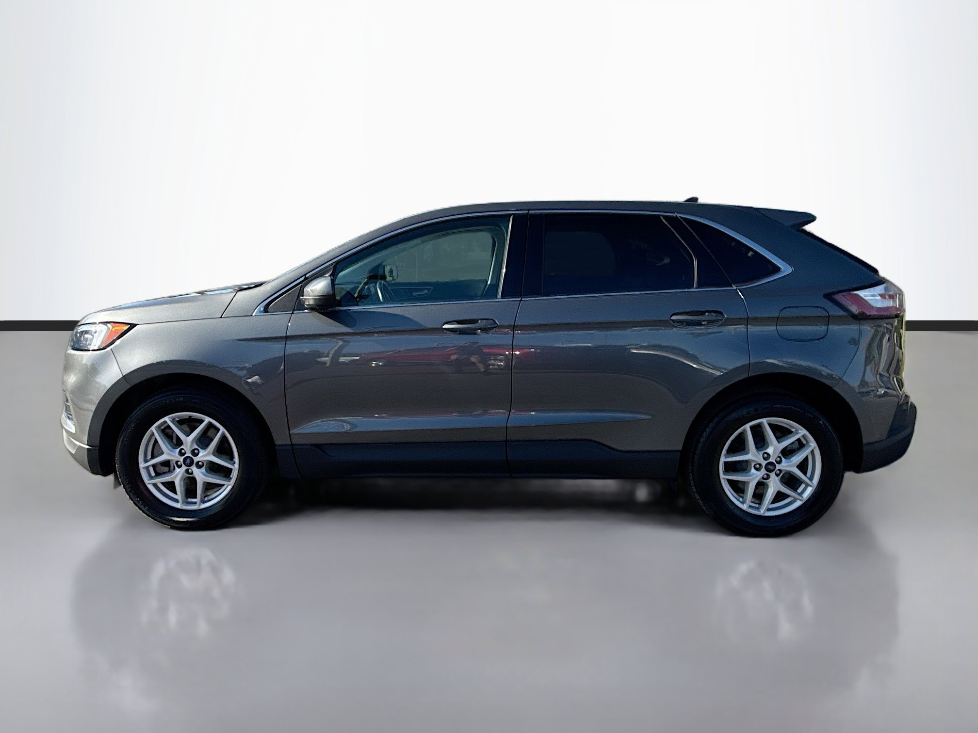 Used 2022 Ford Edge SEL image 2