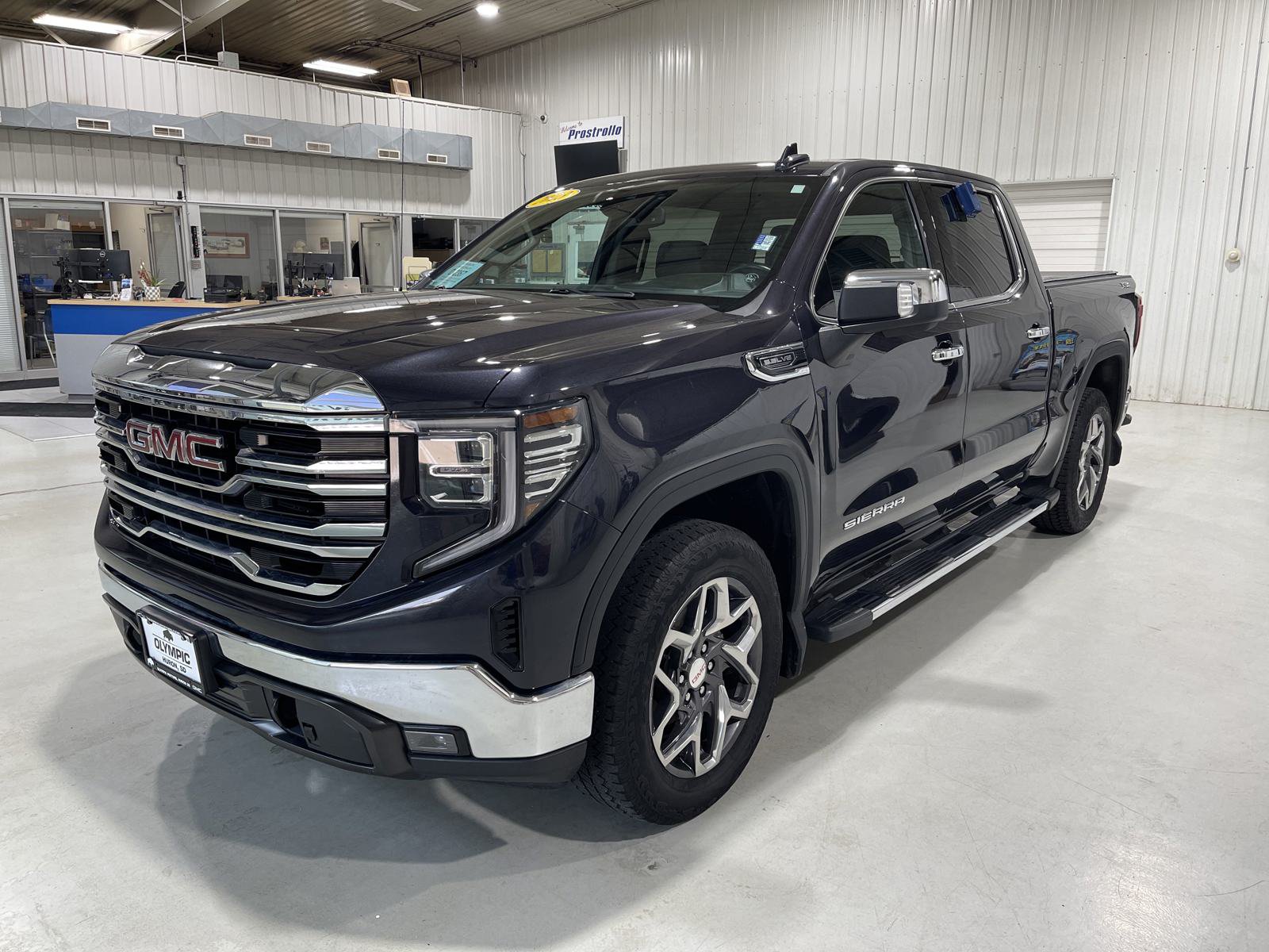 Used 2023 GMC Sierra 1500 SLT w/ SLT Premium Package AWD/4WD image 4