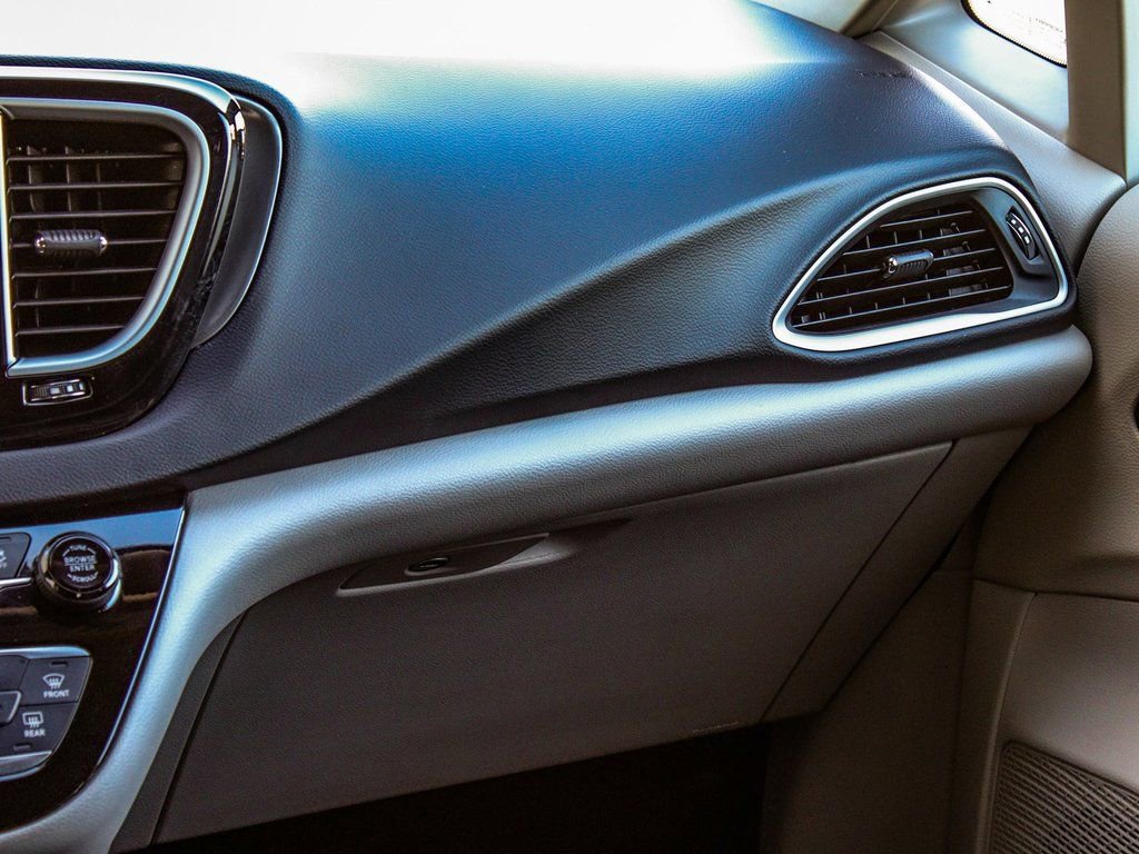 Used 2024 Chrysler Pacifica Touring-L image 15