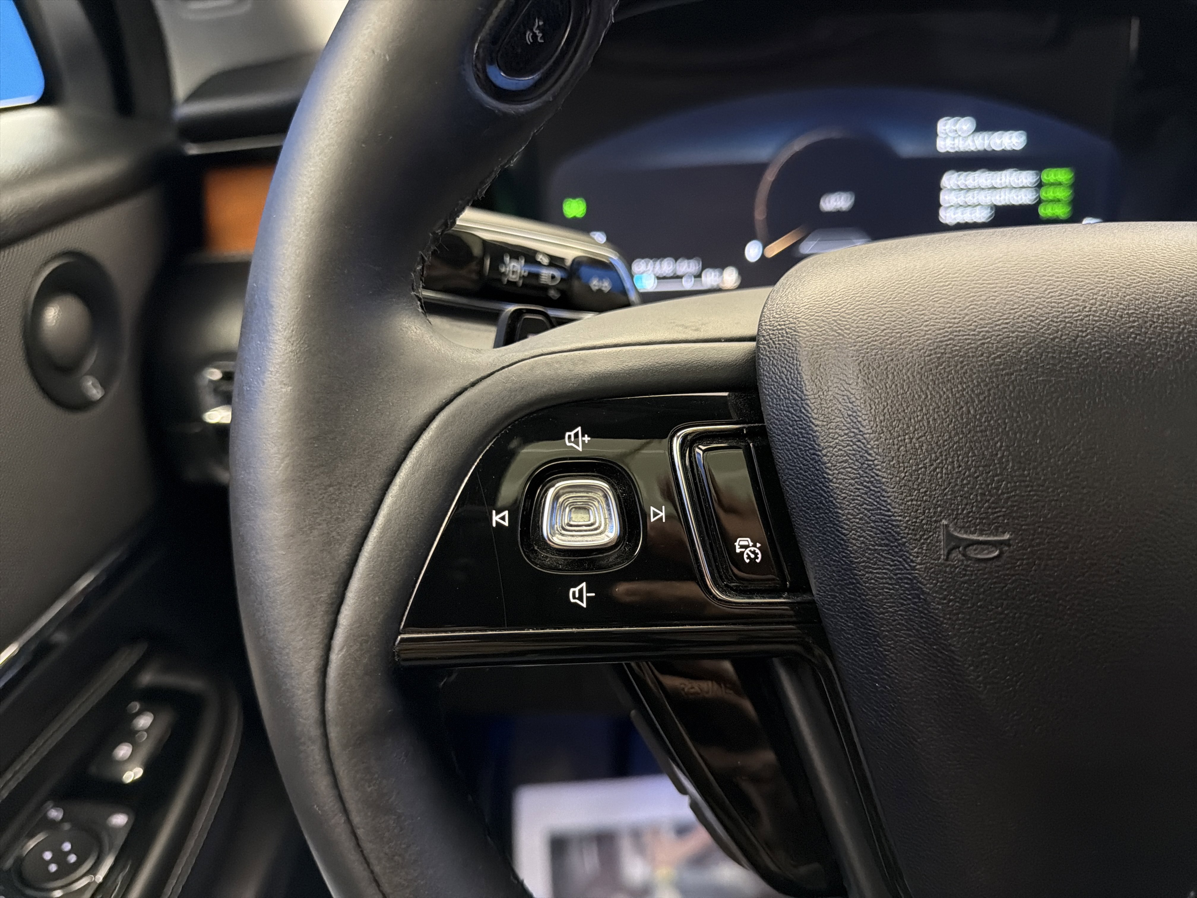 Used 2020 Lincoln Corsair Reserve w/ Equipment Group 201A image 16