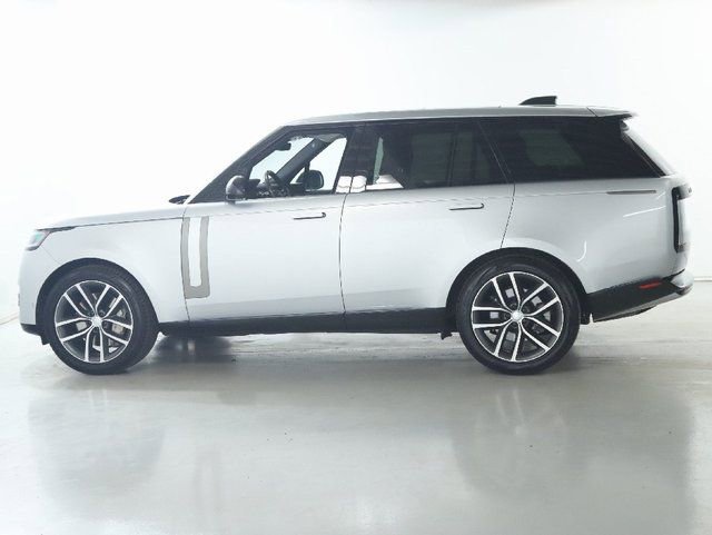 Used 2023 Land Rover Range Rover SE image 4