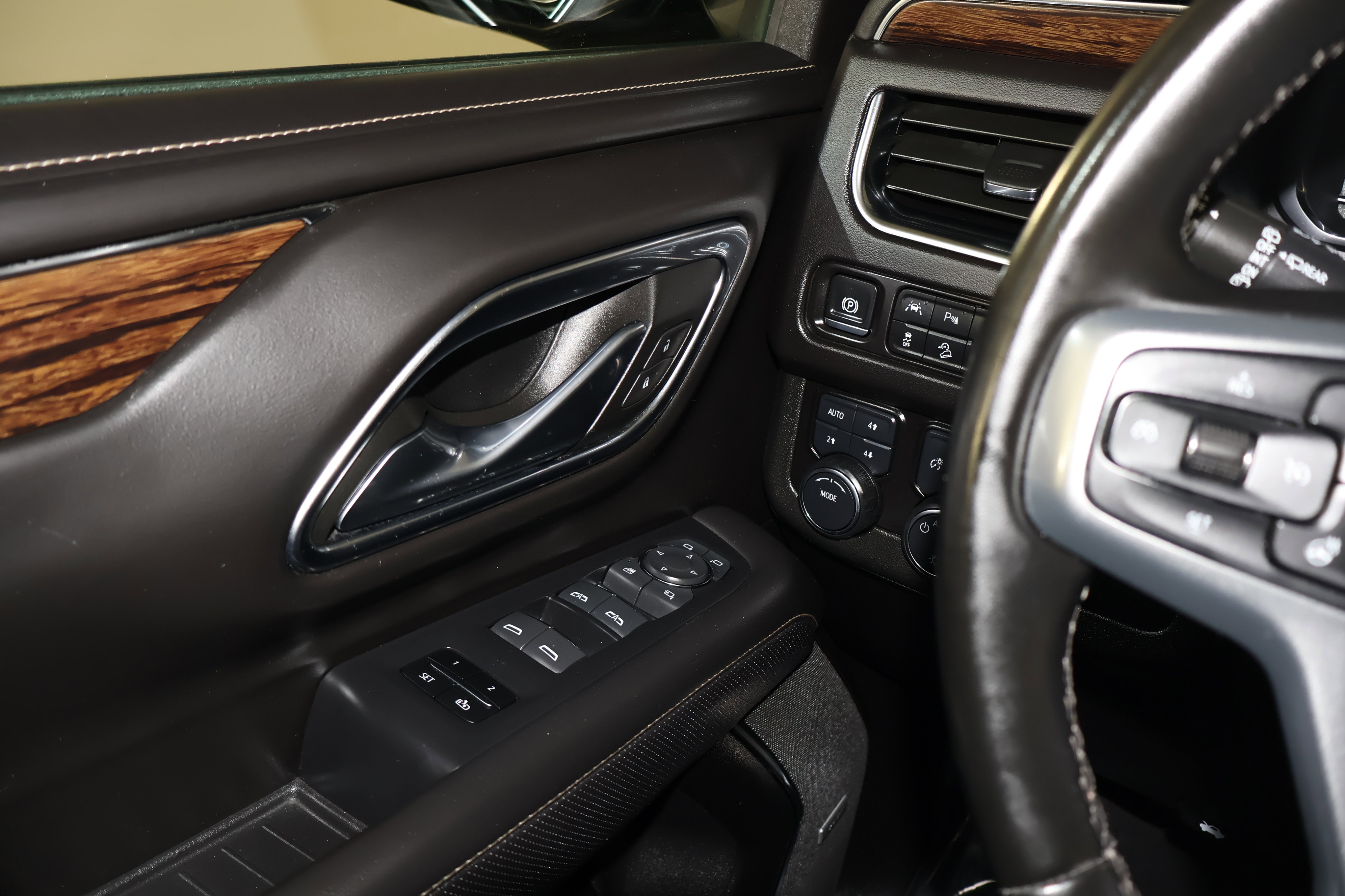 Used 2024 Chevrolet Tahoe Premier AWD/4WD image 34