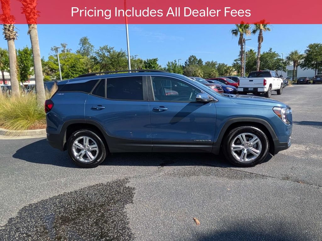 Used 2024 GMC Terrain SLE w/ Driver Convenience Package FWD image 3