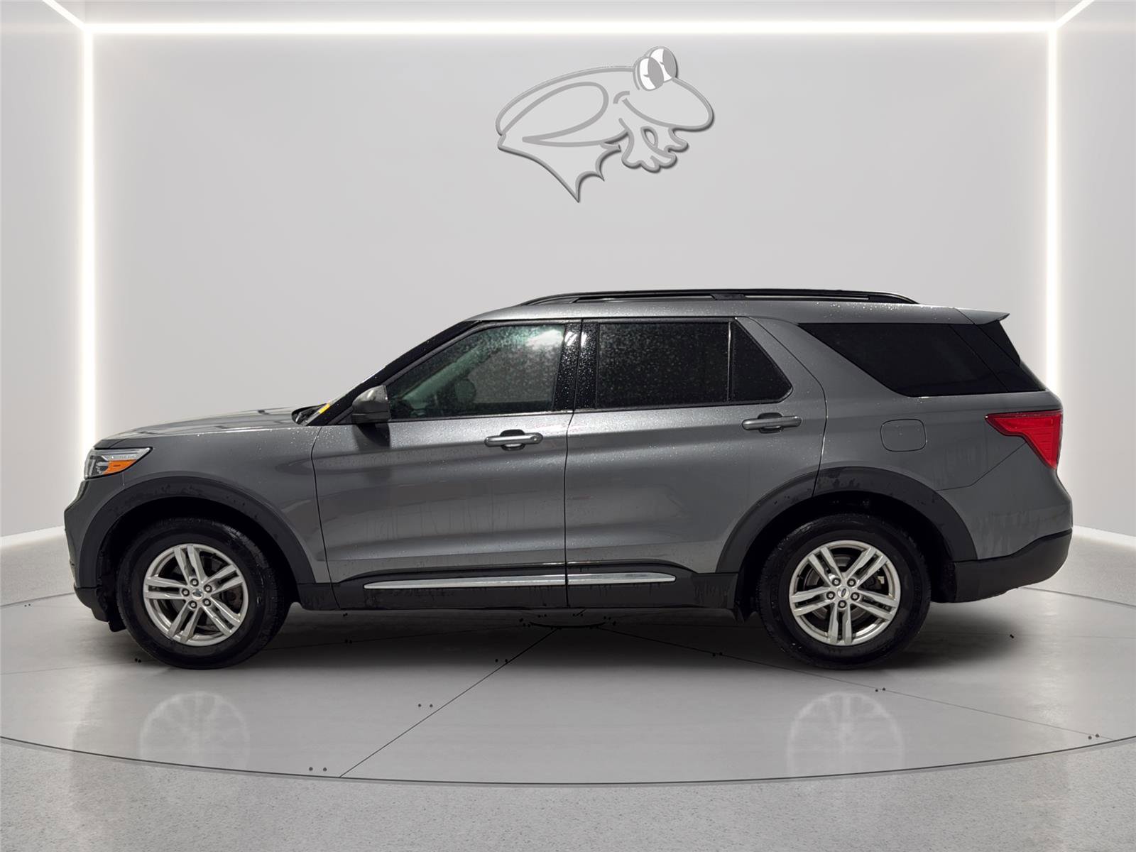 Used 2024 Ford Explorer XLT RWD image 2