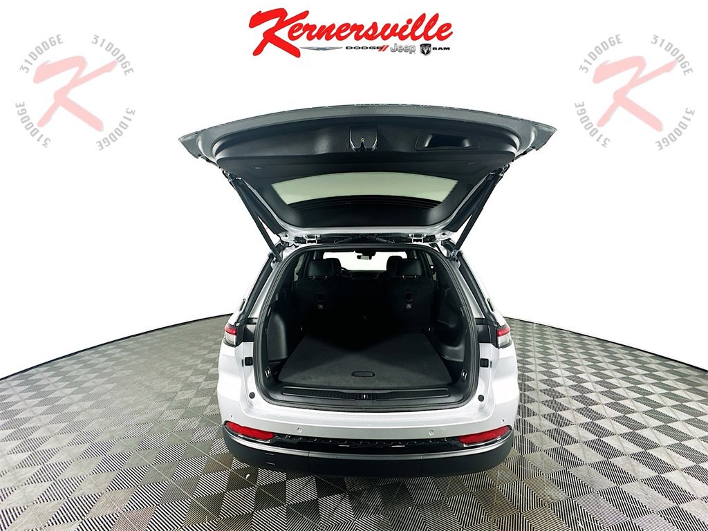 New 2025 Jeep Grand Cherokee Altitude image 15