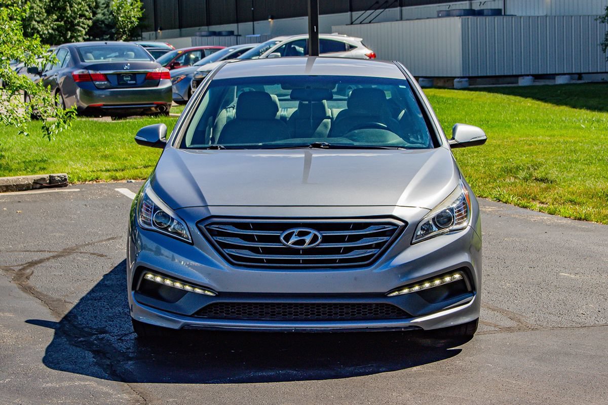 Used 2016 Hyundai Sonata Sport w/ Option Group 02 FWD image 2