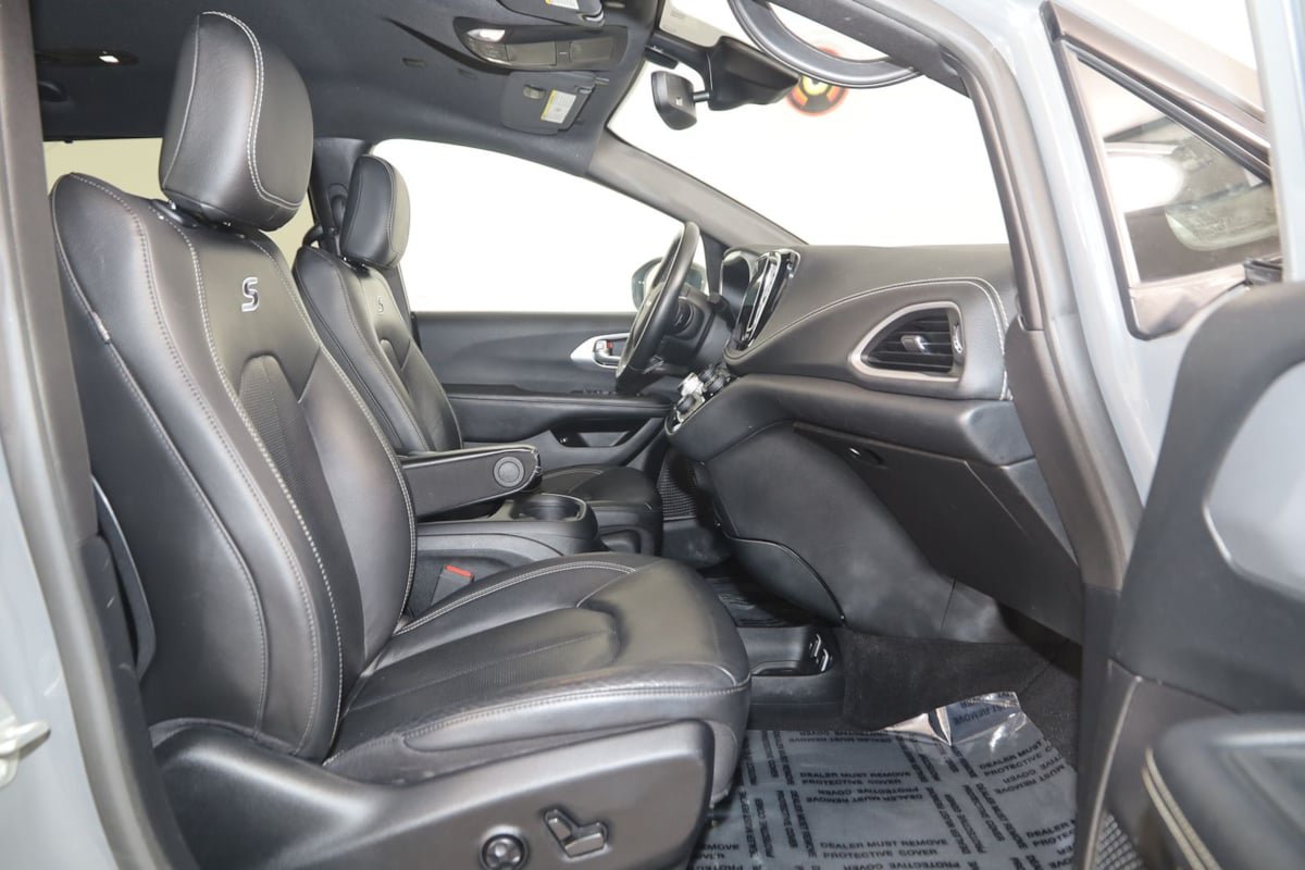 Used 2021 Chrysler Pacifica Touring-L w/ S Appearance Package FWD image 13