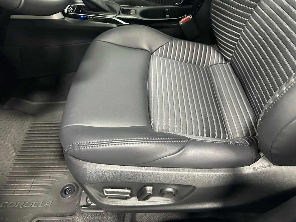 Used 2025 Toyota Corolla Cross XSE image 13