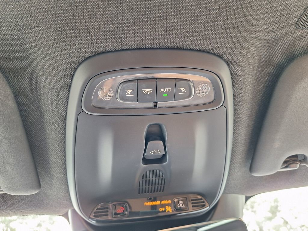 Used 2019 Volvo XC40 T5 Momentum image 18