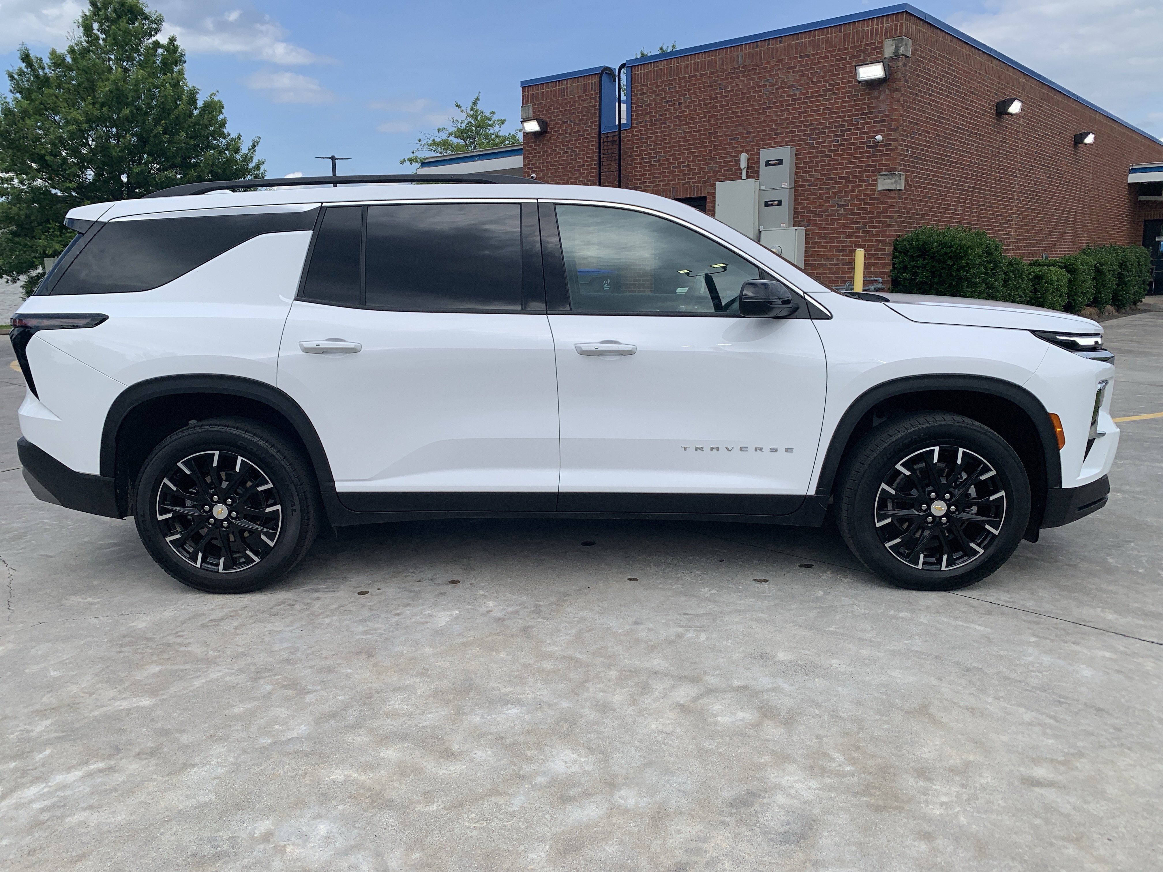 Used 2025 Chevrolet Traverse LT w/ Sun and Wheel Package FWD image 2