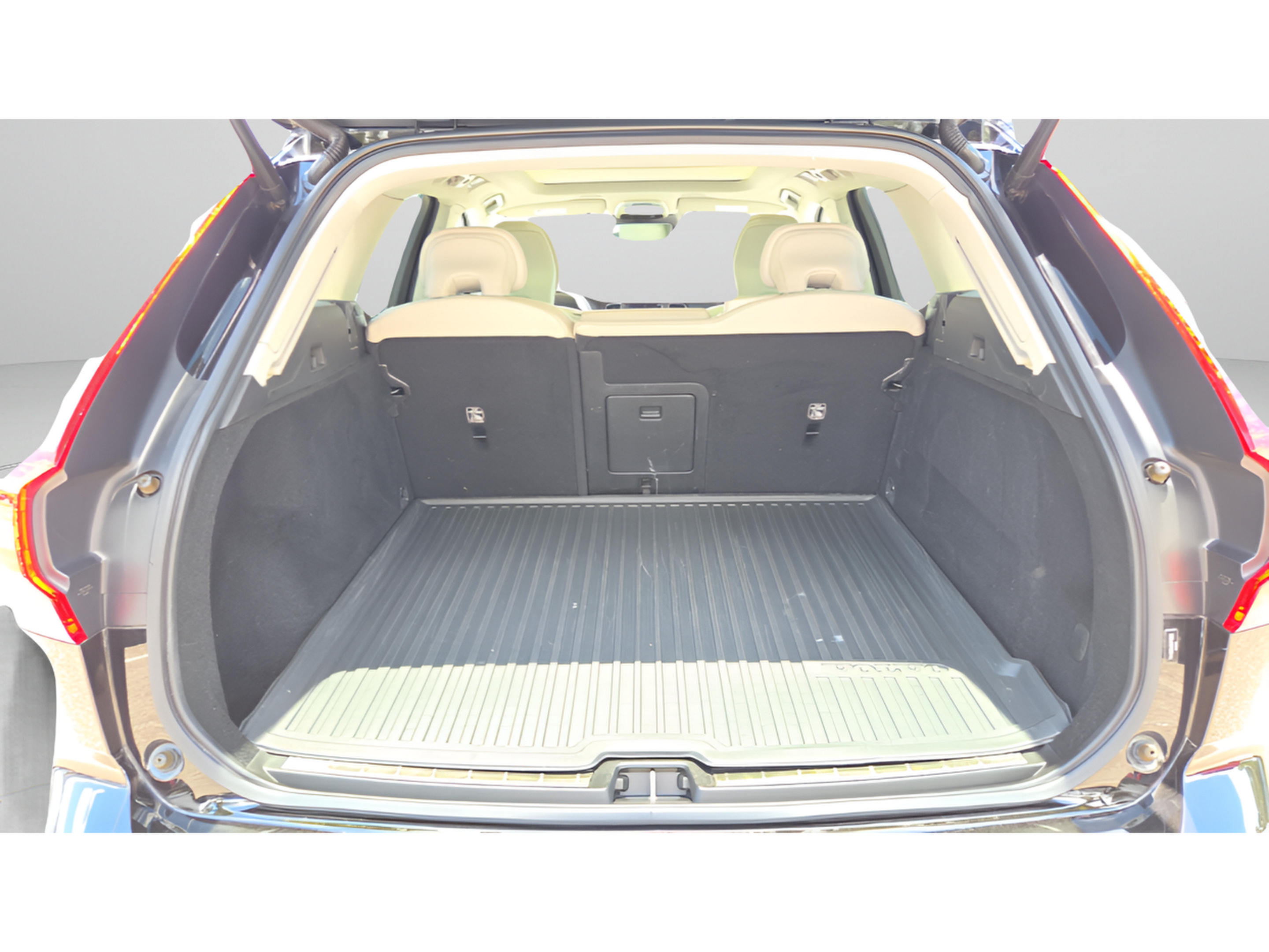 Used 2021 Volvo XC60 T5 Momentum w/ Premium Package AWD/4WD image 9