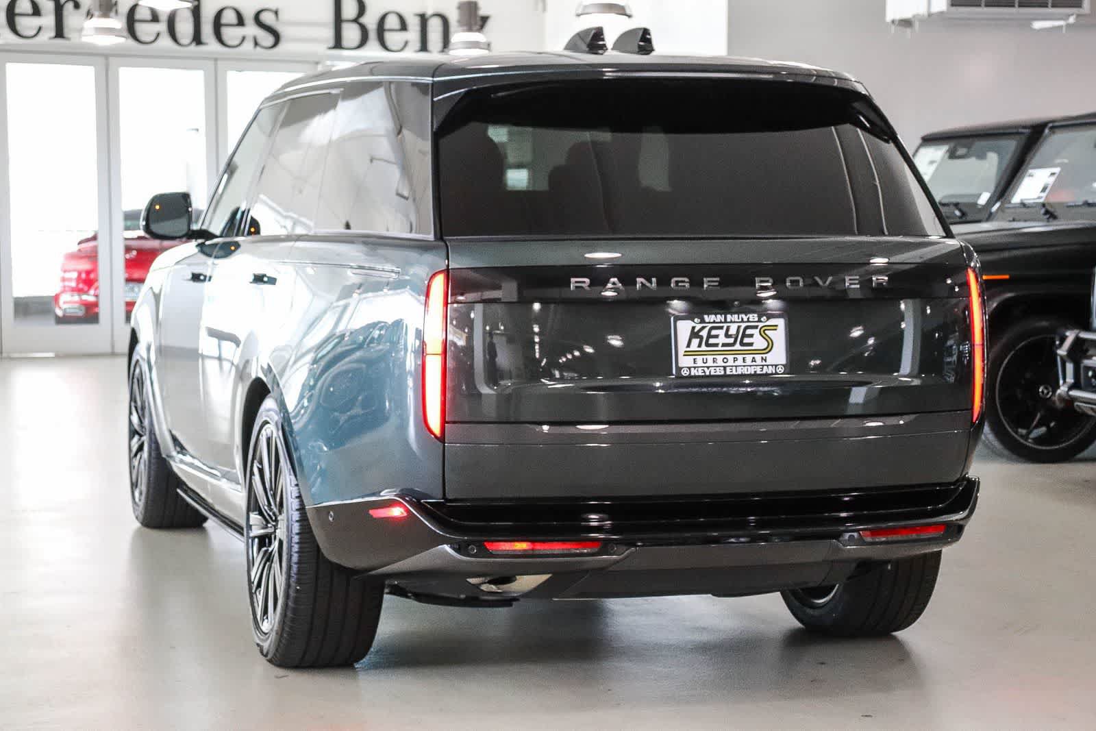 Used 2025 Land Rover Range Rover SE AWD/4WD image 2