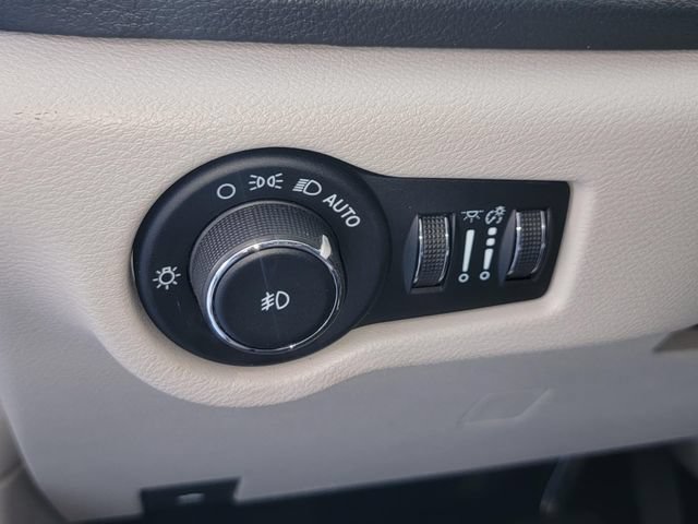 Used 2023 Chrysler Pacifica Touring-L FWD image 28
