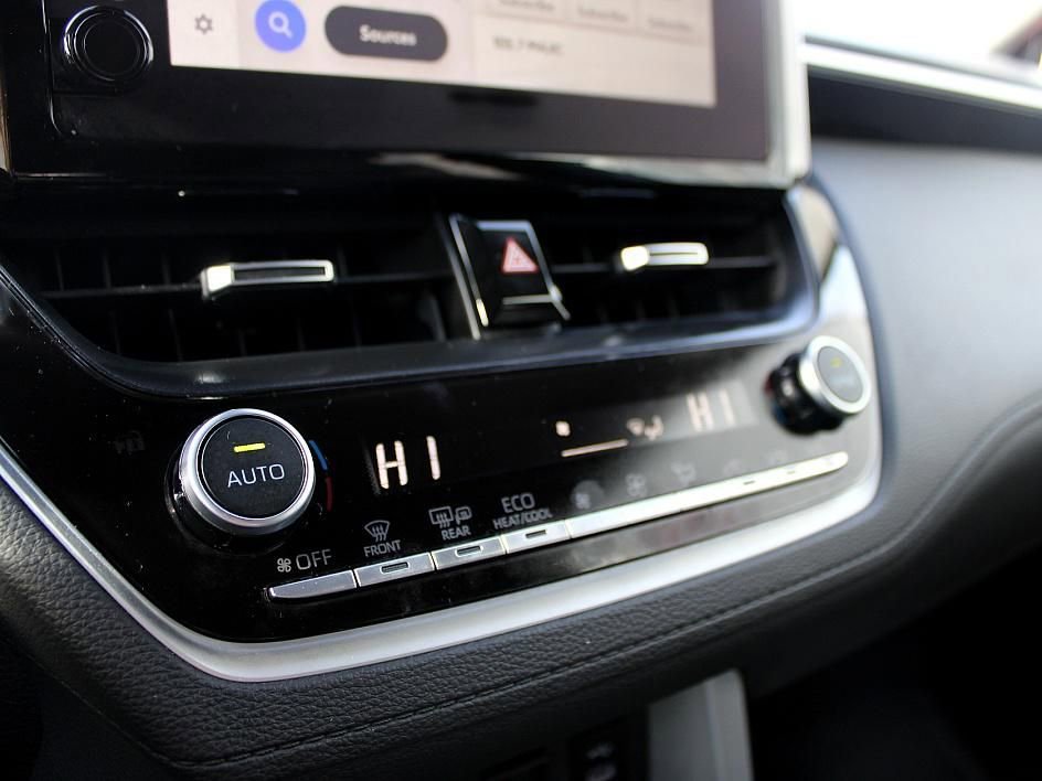 Used 2025 Toyota Corolla Cross XLE image 42