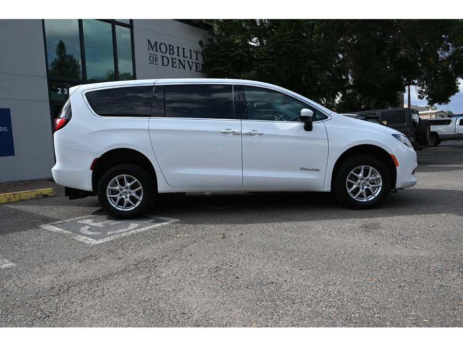 Used 2023 Chrysler Voyager LX image 5