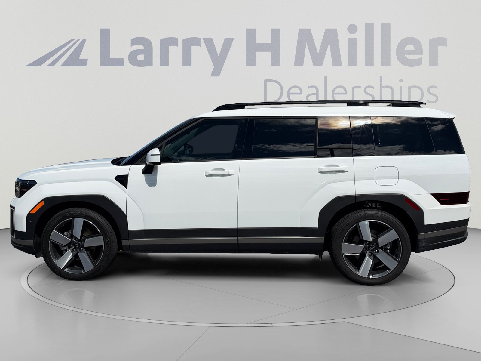 Used 2025 Hyundai Santa Fe Limited FWD image 2