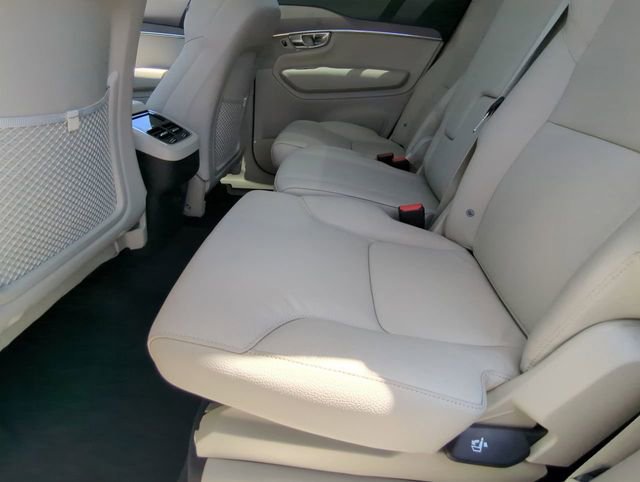 Certified 2025 Volvo XC90 B6 Core image 19