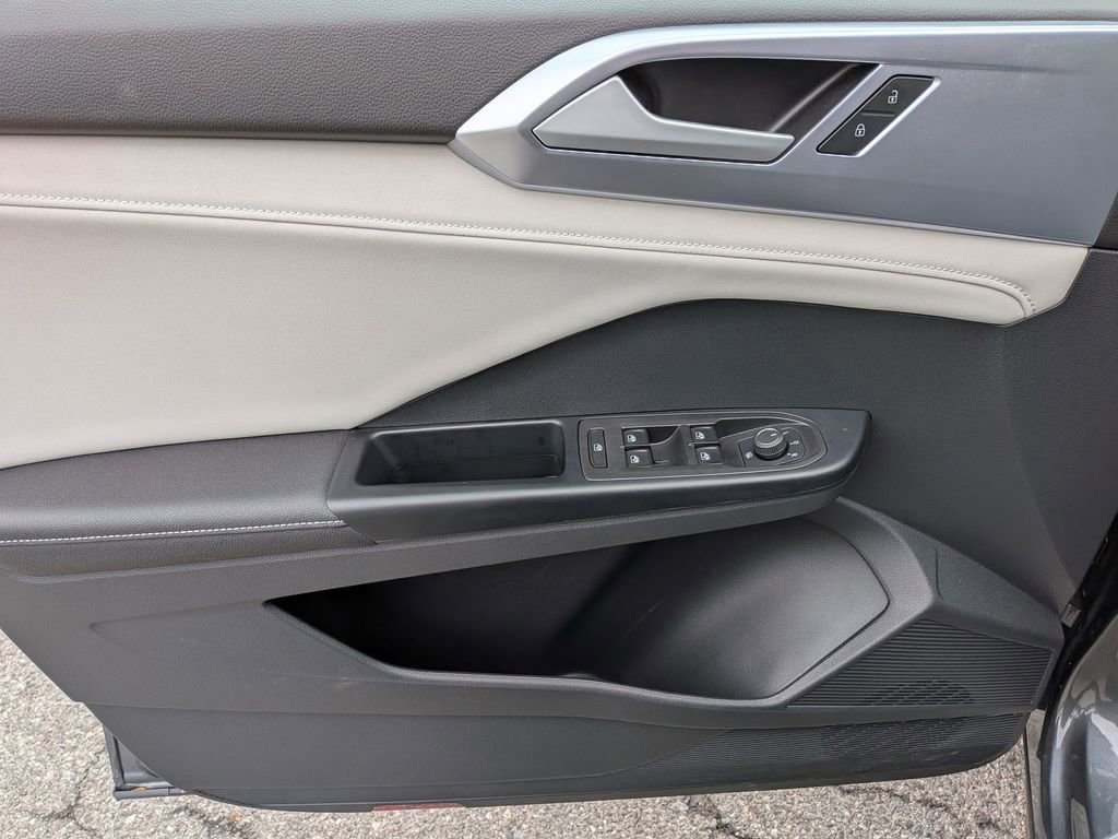 Used 2025 Volkswagen Taos SE w/ Panoramic Sunroof Package image 14