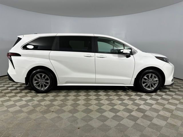 Used 2025 Toyota Sienna LE AWD/4WD image 8