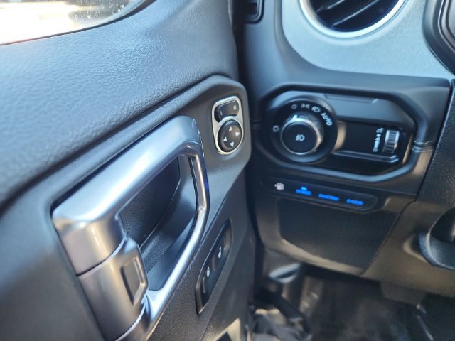 Used 2025 Jeep Wrangler Unlimited Sahara AWD/4WD image 36