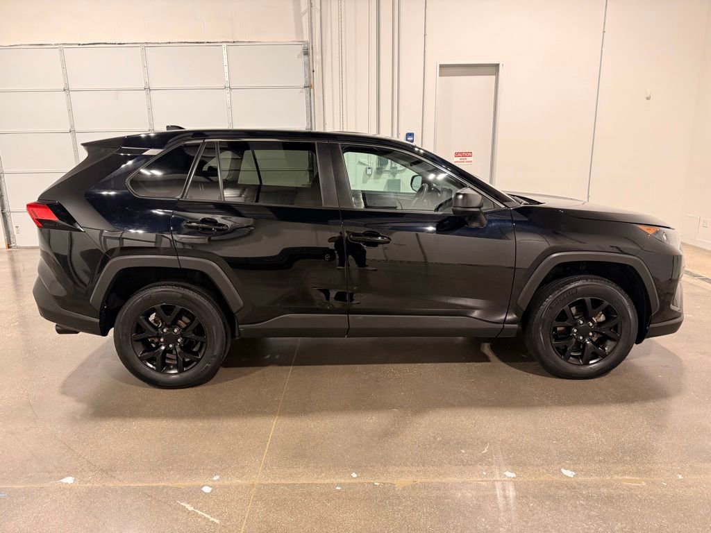 Used 2022 Toyota RAV4 LE FWD image 4