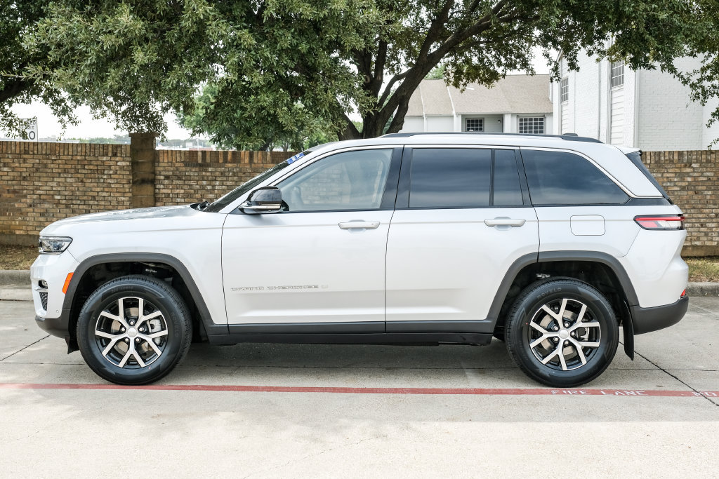 Used 2023 Jeep Grand Cherokee Limited w/ Luxury Tech Group II AWD/4WD image 21