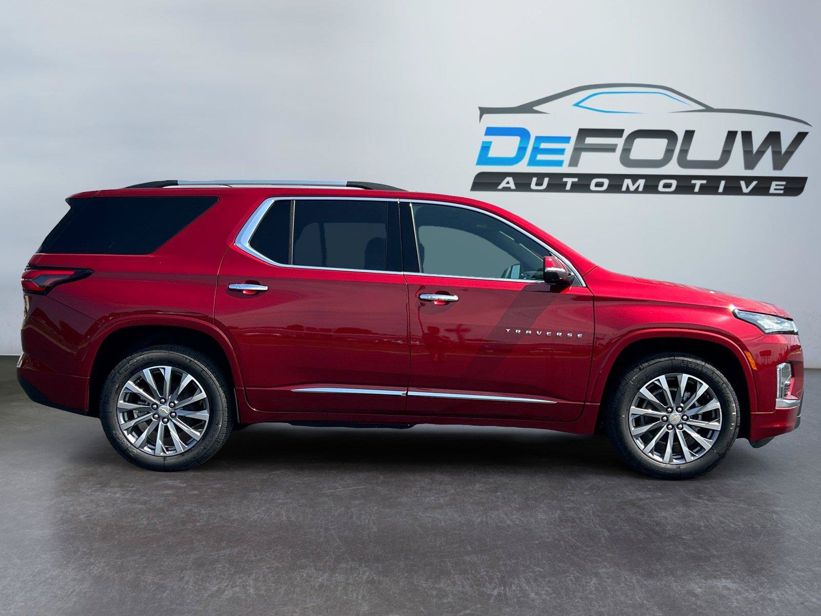Used 2023 Chevrolet Traverse Premier FWD image 2