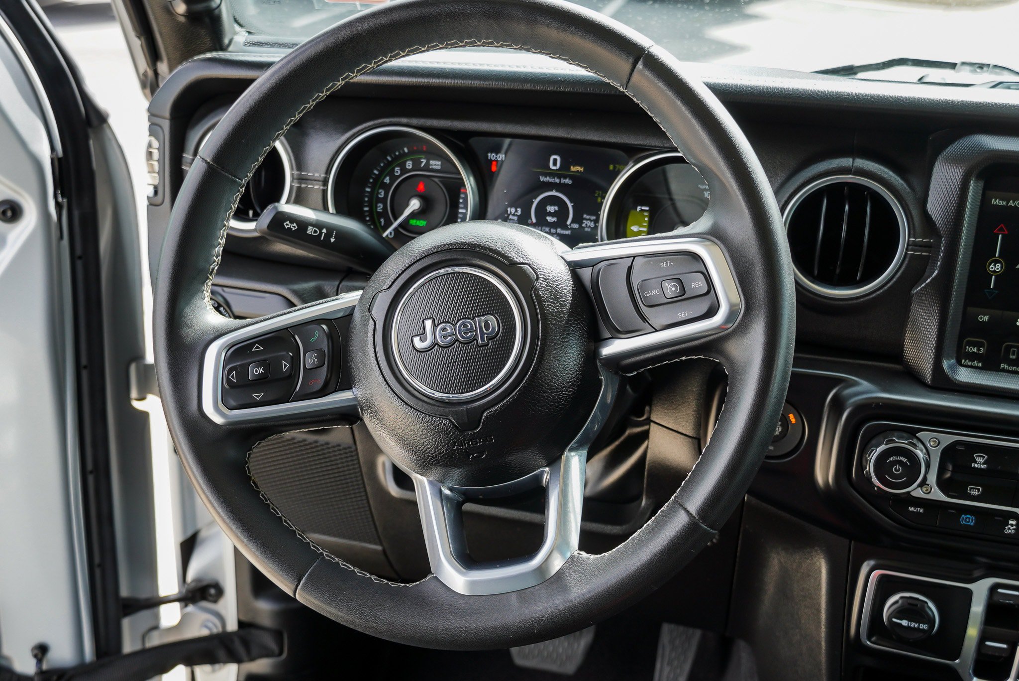 Used 2023 Jeep Wrangler Unlimited Sahara AWD/4WD image 32