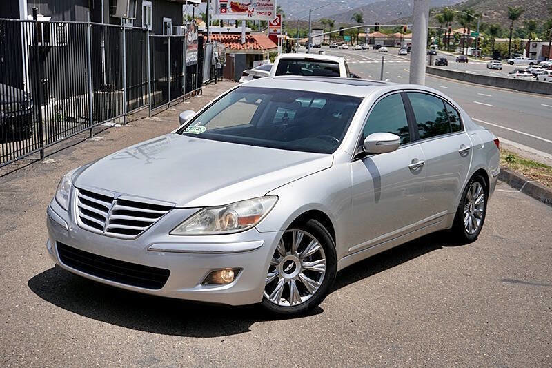 Used 2011 Hyundai Genesis 3.8 w/ Premium Navigation Pkg 3 RWD image 3