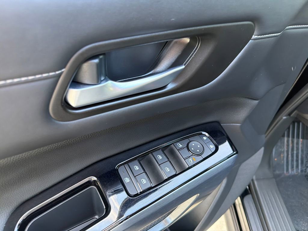 Used 2025 Nissan Pathfinder SL AWD/4WD image 18