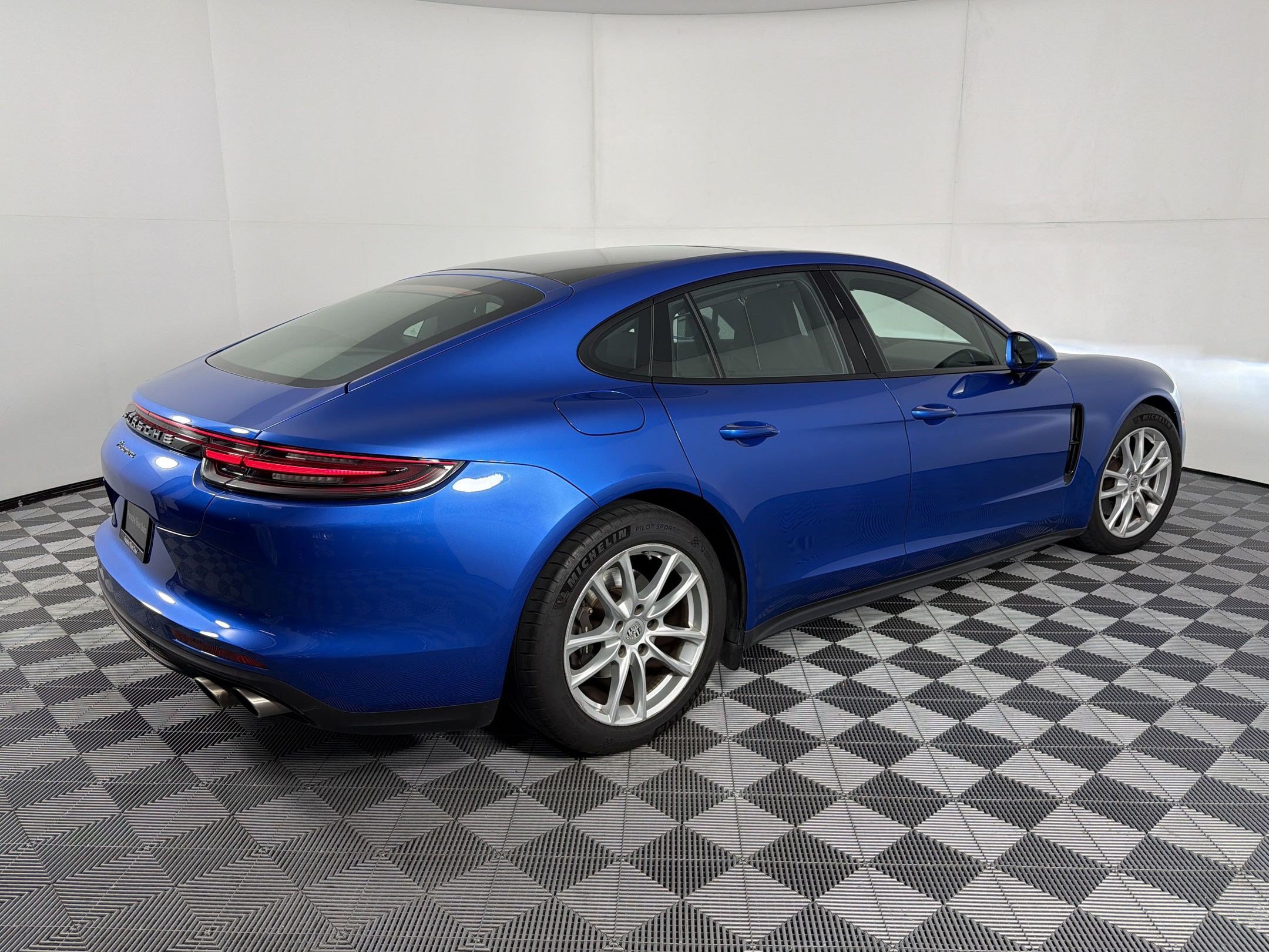 Certified 2019 Porsche Panamera image 9