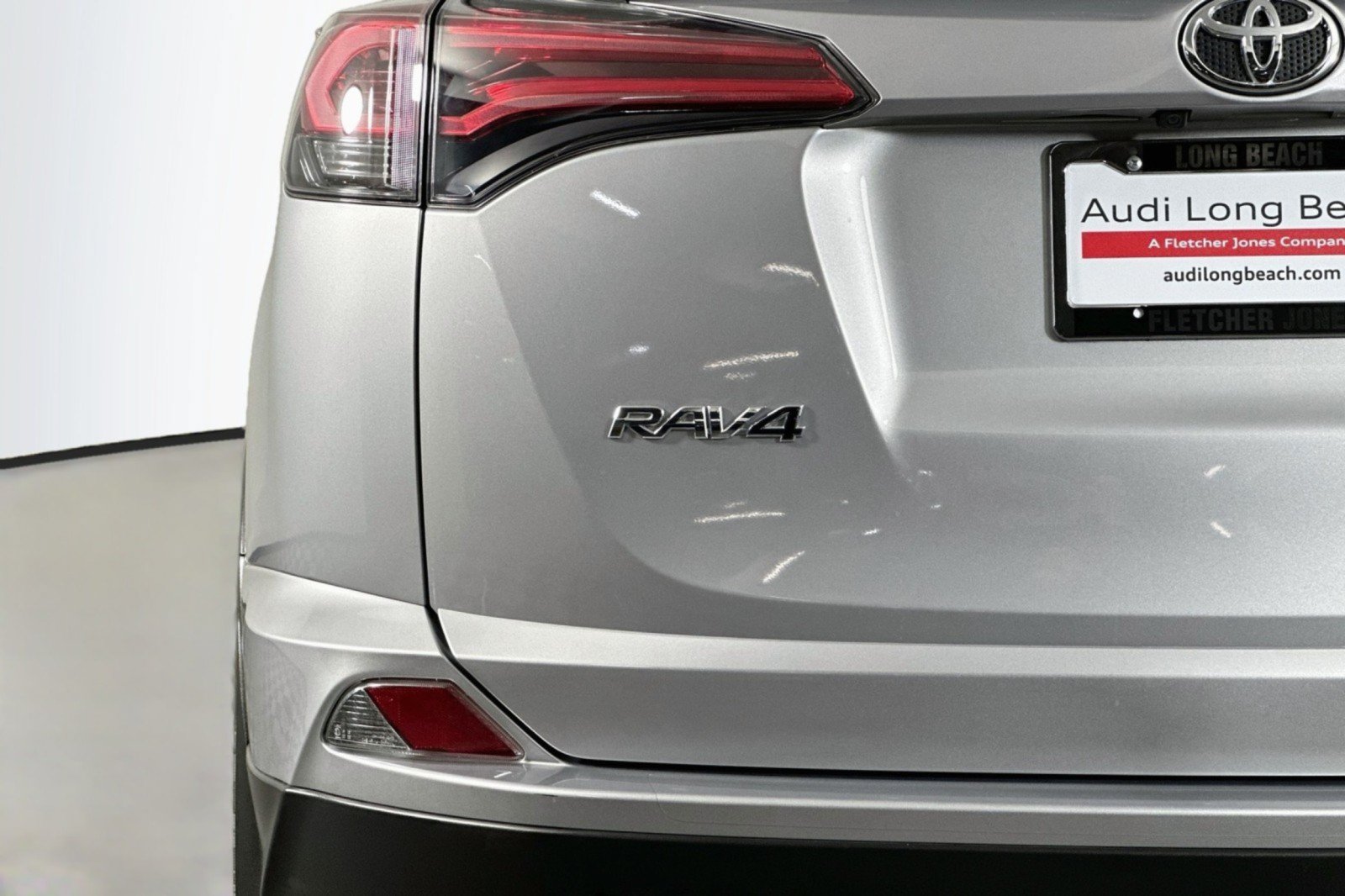 Used 2018 Toyota RAV4 XLE w/ Plus Extra Value Package FWD image 17