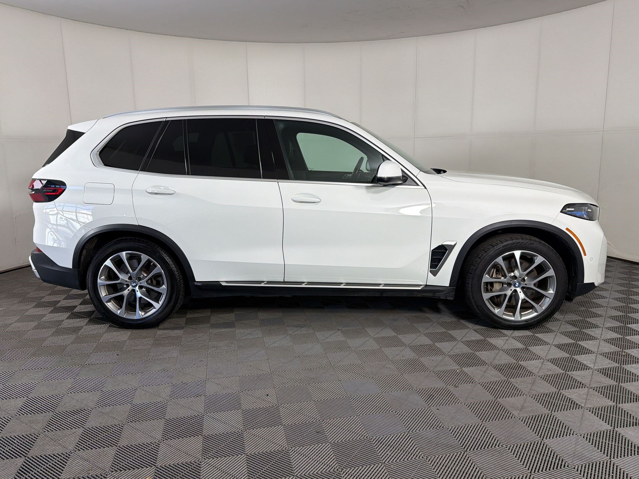 Used 2025 BMW X5 xDrive50e AWD/4WD image 8