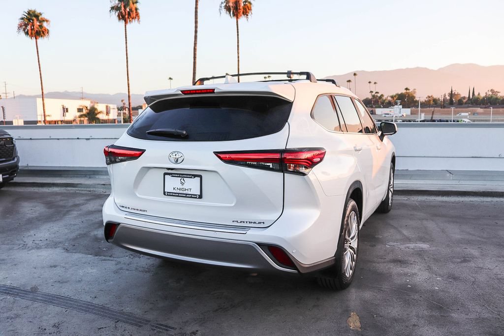 Used 2023 Toyota Highlander Platinum FWD image 9