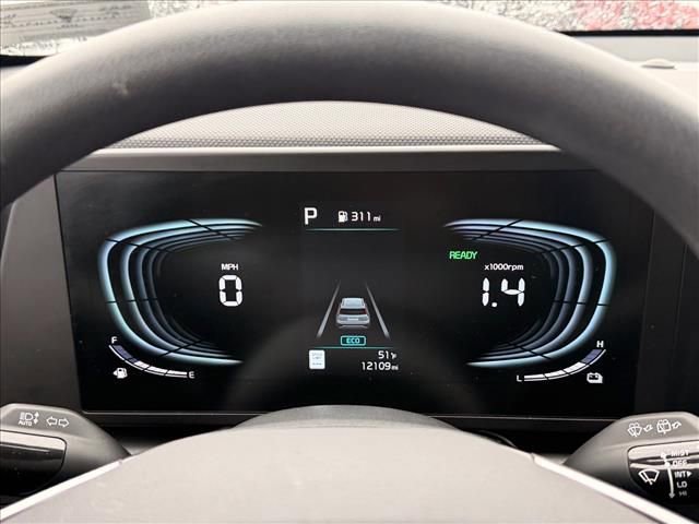 Used 2025 Kia Niro LX image 17