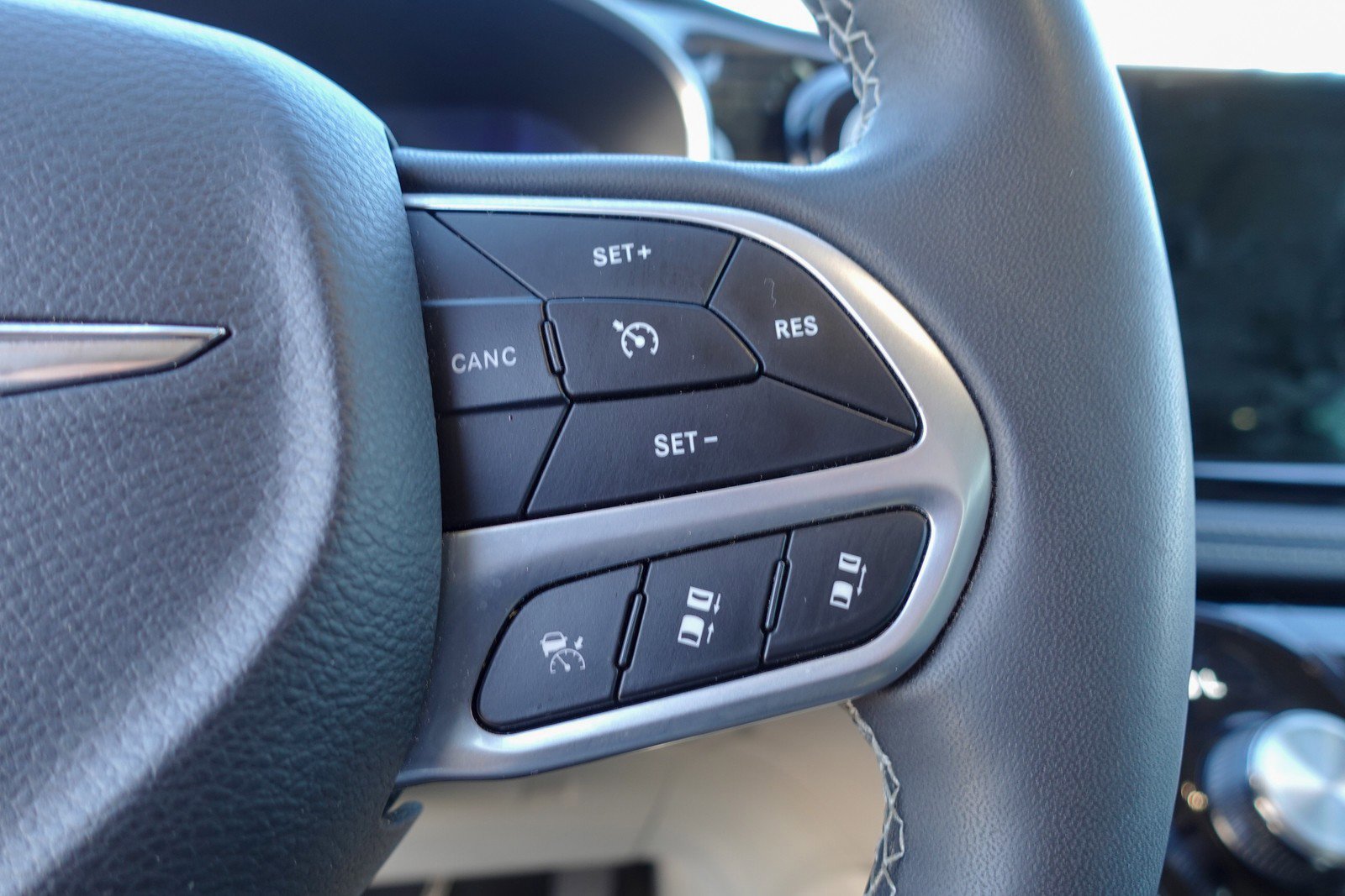 Used 2023 Chrysler Pacifica Limited image 15