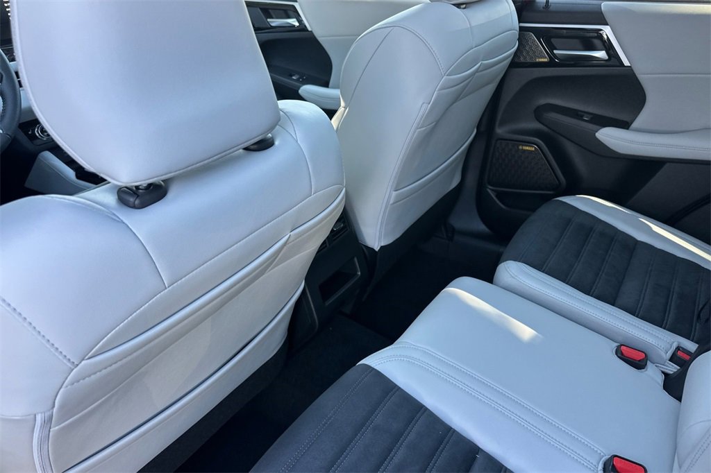 New 2025 Mitsubishi Outlander SE image 13