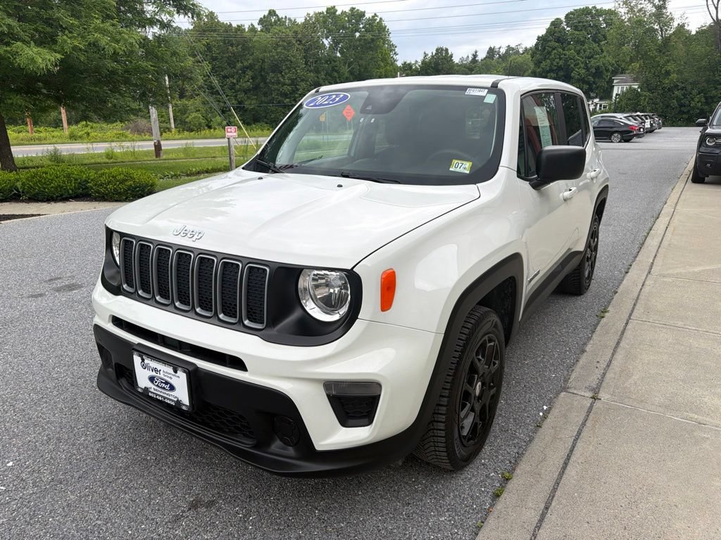 Used 2023 Jeep Renegade Latitude AWD/4WD image 3