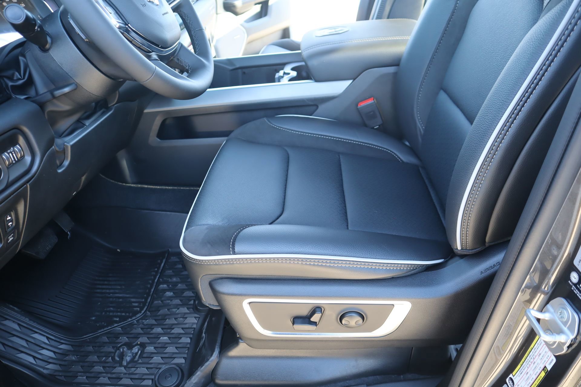 New 2026 RAM 1500 Laramie AWD/4WD image 12